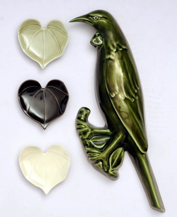 Tui with Kawakawa Heart Leaves