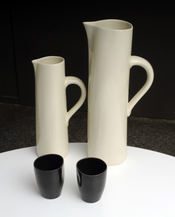 Cuba jug tall and medium with beakers